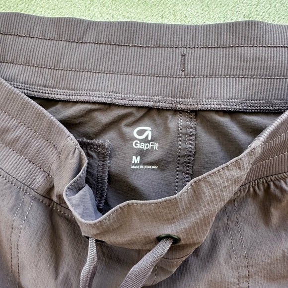 GapFit 4" Hiking Shorts black plum, medium - Picture 5 of 9